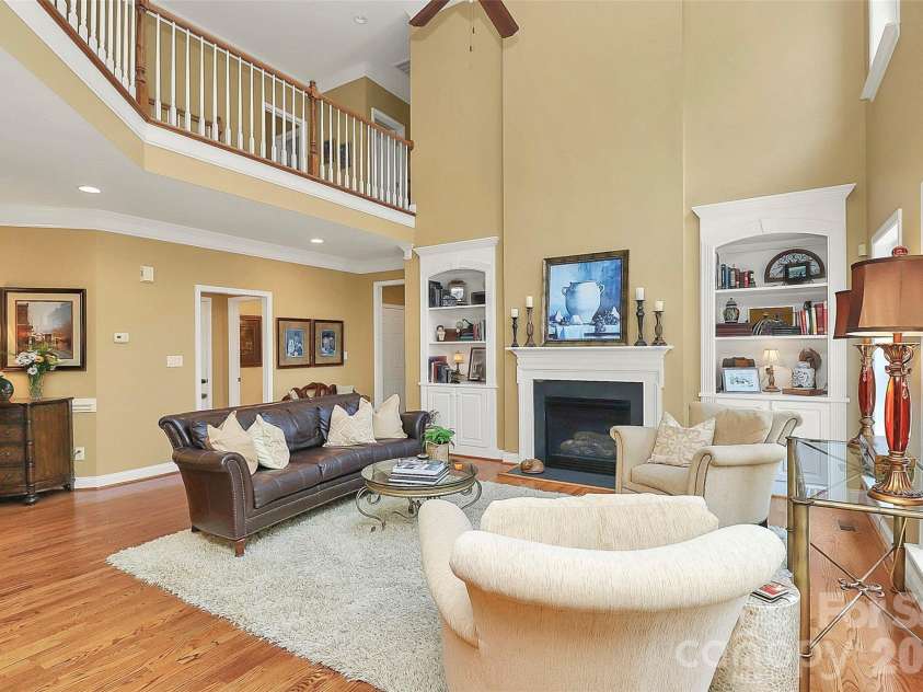 13824 Glen Abbey Drive, Charlotte, NC 28278.  MLS# CAR4350005, YatesRealty ID 16320. Spacious great room 
