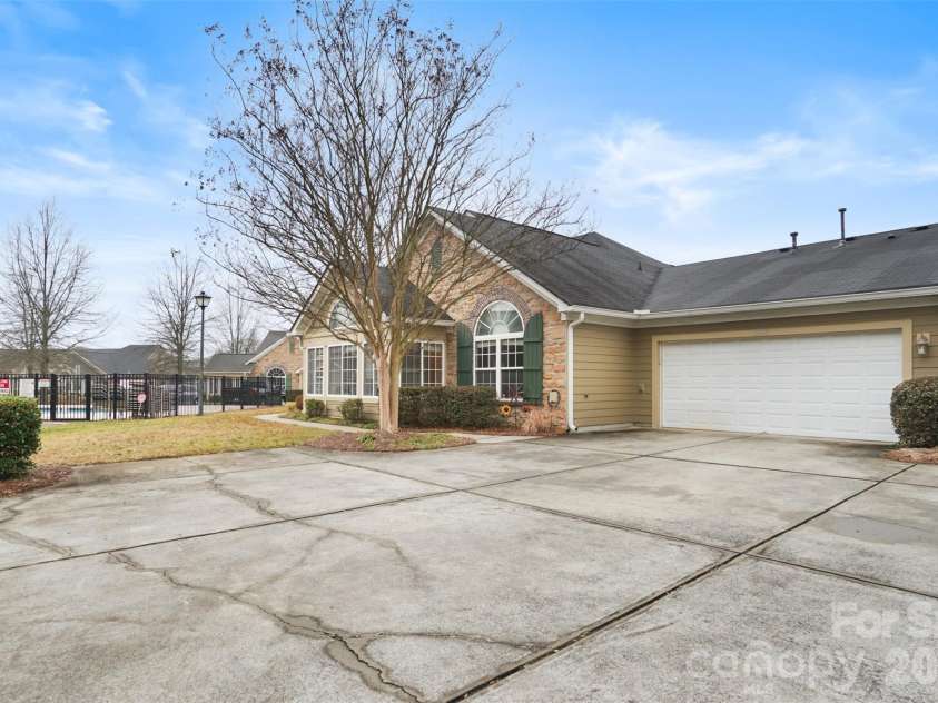 5518 Prosperity View Drive, Charlotte, NC 28269.  MLS# CAR4333321, YatesRealty ID 16323. 