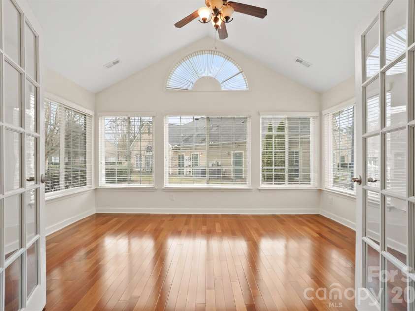 5518 Prosperity View Drive, Charlotte, NC 28269.  MLS# CAR4333321, YatesRealty ID 16323. Flex space