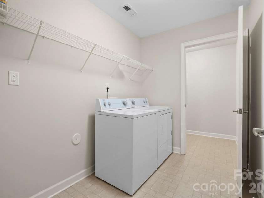 5518 Prosperity View Drive, Charlotte, NC 28269.  MLS# CAR4333321, YatesRealty ID 16323. Laundry