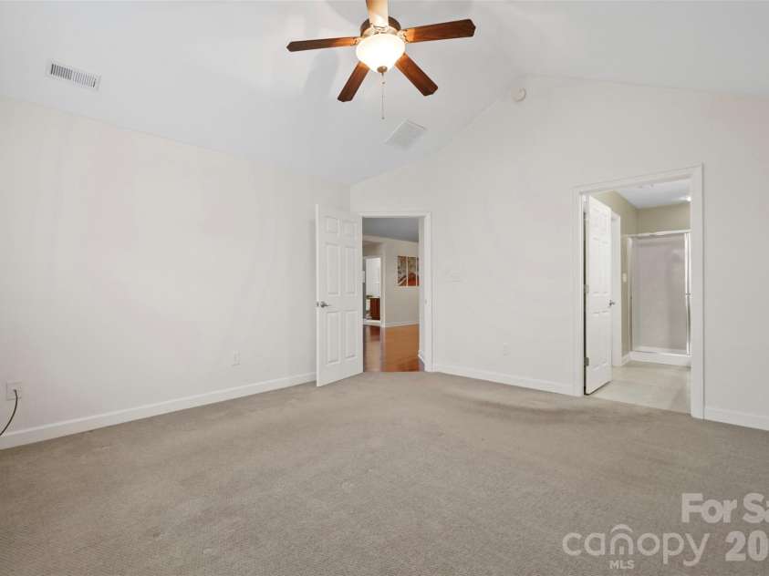 5518 Prosperity View Drive, Charlotte, NC 28269.  MLS# CAR4333321, YatesRealty ID 16323. Primary bedroom
