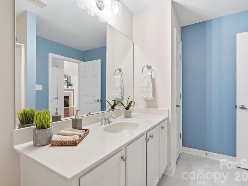 5518 Prosperity View Drive, Charlotte, NC 28269.  MLS# CAR4431968, YatesRealty ID 16323. 2nd full bath