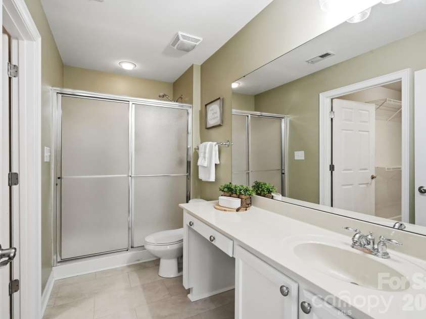5518 Prosperity View Drive, Charlotte, NC 28269.  MLS# CAR4431968, YatesRealty ID 16323. Master bathroom
