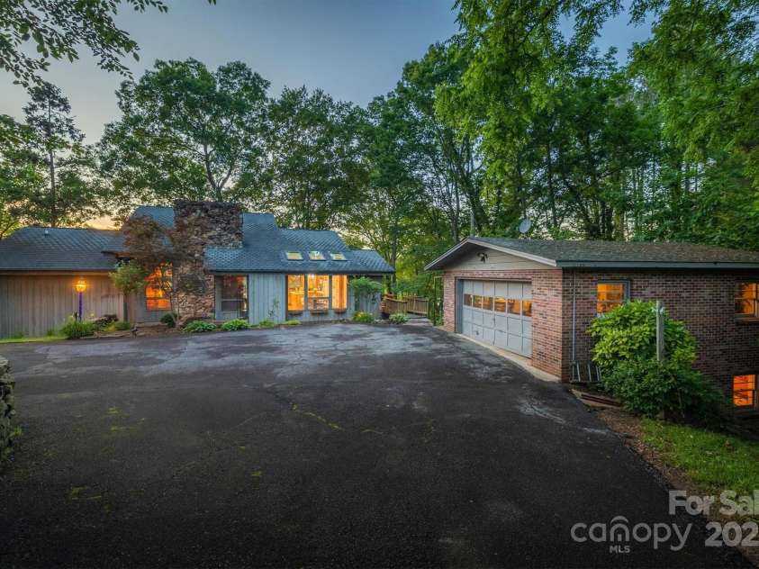 4749 16th Street Drive, Hickory, NC 28601.  MLS# CAR4251367, YatesRealty ID 16326. 