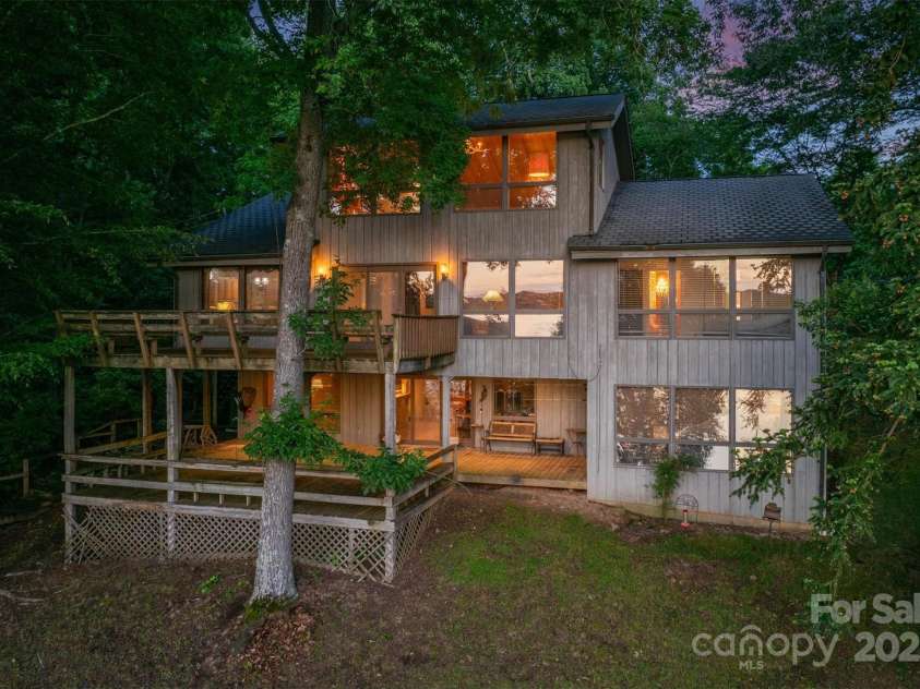 4749 16th Street Drive, Hickory, NC 28601.  MLS# CAR4251367, YatesRealty ID 16326. 