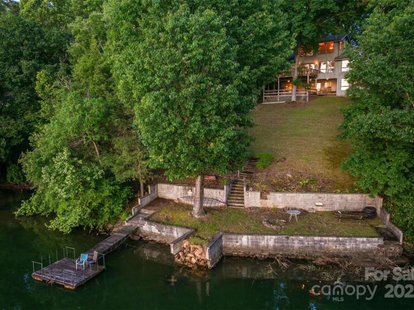 4749 16th Street Drive, Hickory, NC 28601.  MLS# CAR4251367, YatesRealty ID 16326. 