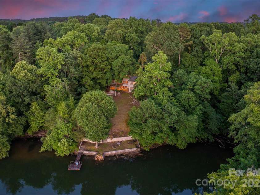 4749 16th Street Drive, Hickory, NC 28601.  MLS# CAR4251367, YatesRealty ID 16326. 