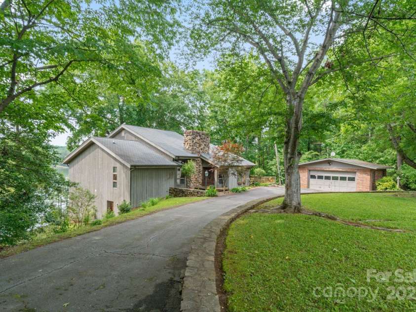 4749 16th Street Drive, Hickory, NC 28601.  MLS# CAR4251367, YatesRealty ID 16326. 