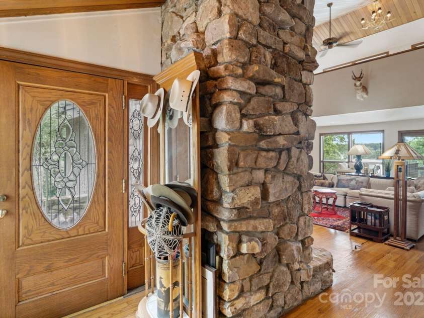 4749 16th Street Drive, Hickory, NC 28601.  MLS# CAR4251367, YatesRealty ID 16326. 