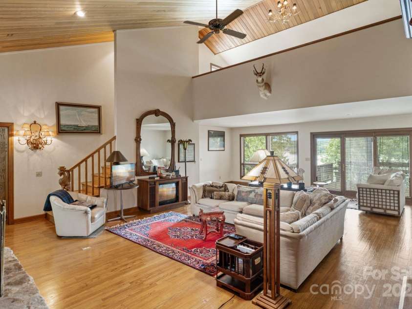 4749 16th Street Drive, Hickory, NC 28601.  MLS# CAR4251367, YatesRealty ID 16326. 