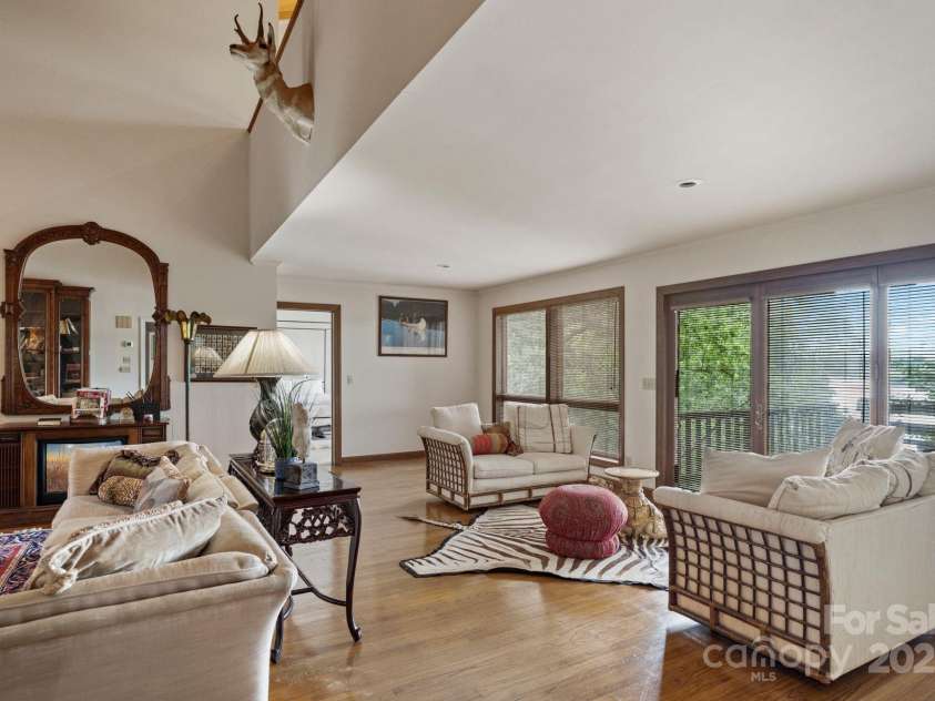 4749 16th Street Drive, Hickory, NC 28601.  MLS# CAR4251367, YatesRealty ID 16326. 