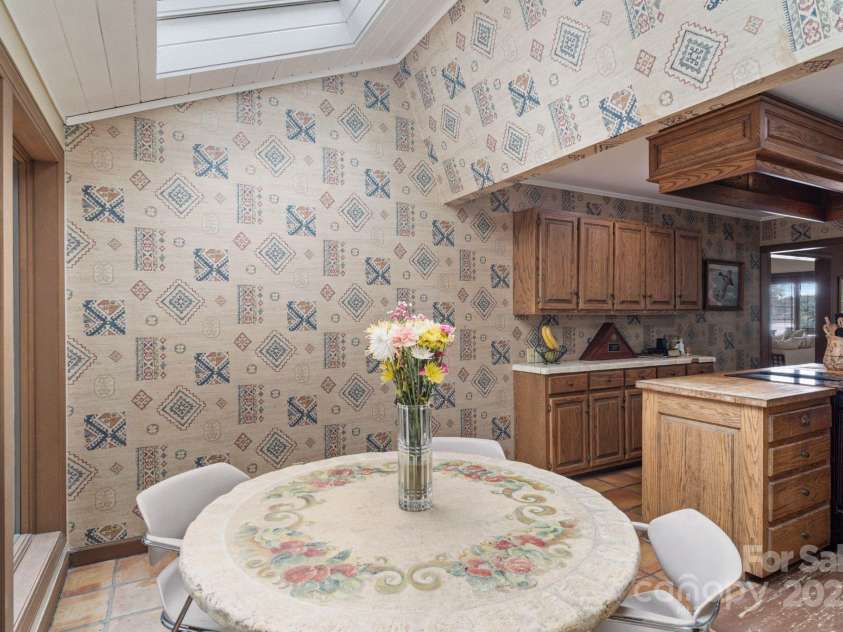 4749 16th Street Drive, Hickory, NC 28601.  MLS# CAR4251367, YatesRealty ID 16326. 