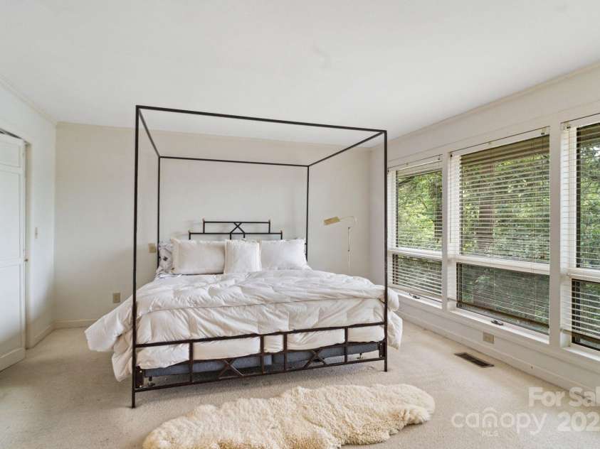 4749 16th Street Drive, Hickory, NC 28601.  MLS# CAR4251367, YatesRealty ID 16326. 