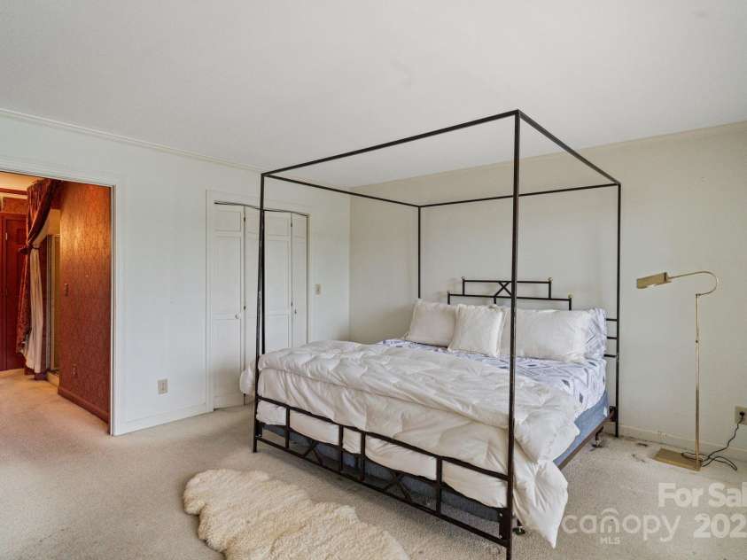 4749 16th Street Drive, Hickory, NC 28601.  MLS# CAR4251367, YatesRealty ID 16326. 