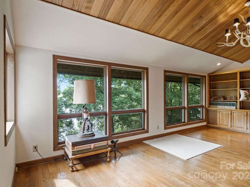 4749 16th Street Drive, Hickory, NC 28601.  MLS# CAR4251367, YatesRealty ID 16326. 