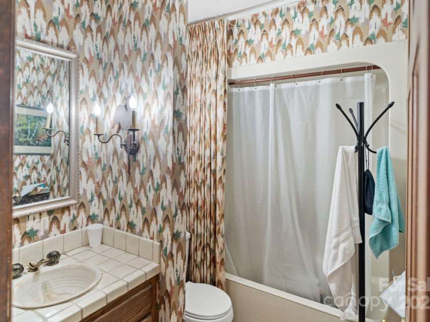 4749 16th Street Drive, Hickory, NC 28601.  MLS# CAR4251367, YatesRealty ID 16326. 