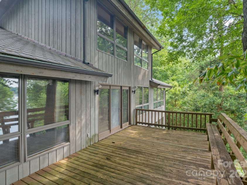 4749 16th Street Drive, Hickory, NC 28601.  MLS# CAR4251367, YatesRealty ID 16326. 