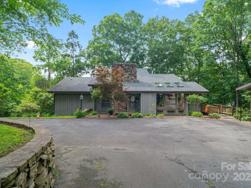 4749 16th Street Drive, Hickory, NC 28601.  MLS# CAR4251367, YatesRealty ID 16326. 