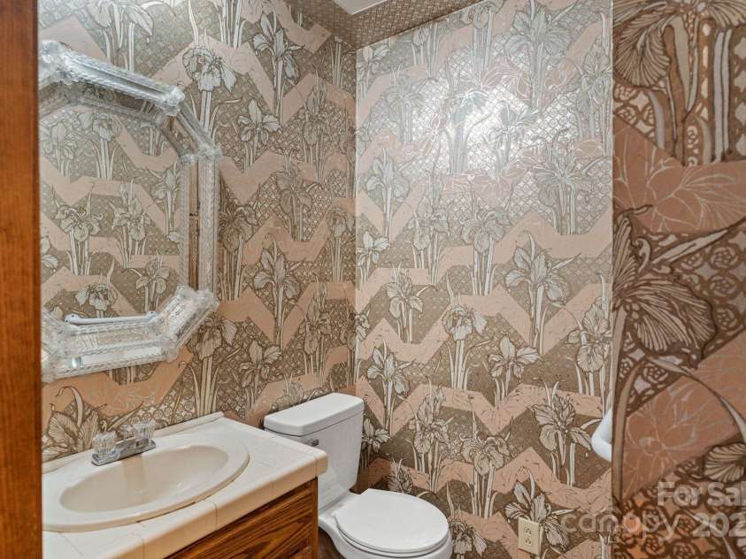 4749 16th Street Drive, Hickory, NC 28601.  MLS# CAR4251367, YatesRealty ID 16326. Half Bath Main