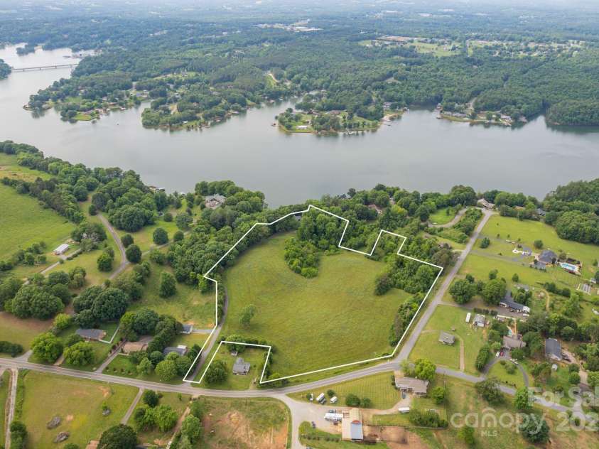 4749 16th Street Drive, Hickory, NC 28601.  MLS# CAR4251367, YatesRealty ID 16326. Lines Are Approximate