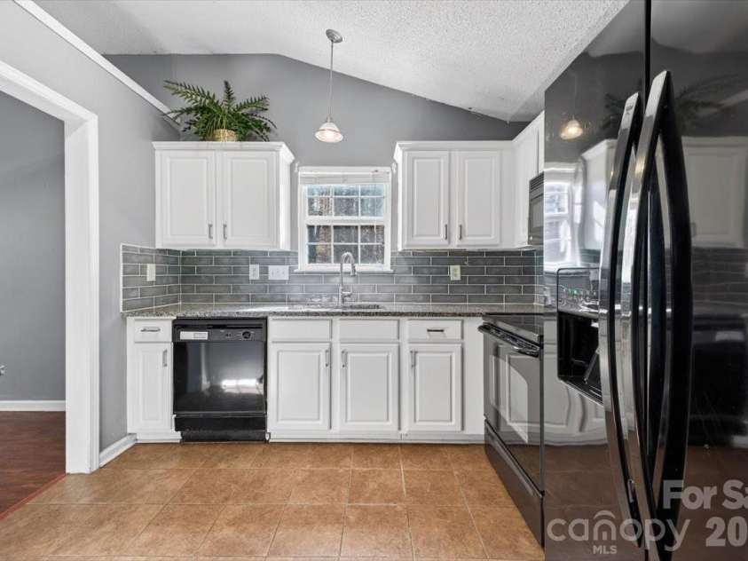 7124 Rumple Road, Charlotte, NC 28262.  MLS# CAR4337483, YatesRealty ID 16326. Updated Kitchen