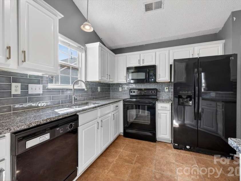 7124 Rumple Road, Charlotte, NC 28262.  MLS# CAR4337483, YatesRealty ID 16326. Updated Kitchen
