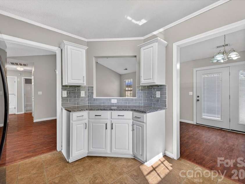 7124 Rumple Road, Charlotte, NC 28262.  MLS# CAR4337483, YatesRealty ID 16326. Updated Kitchen