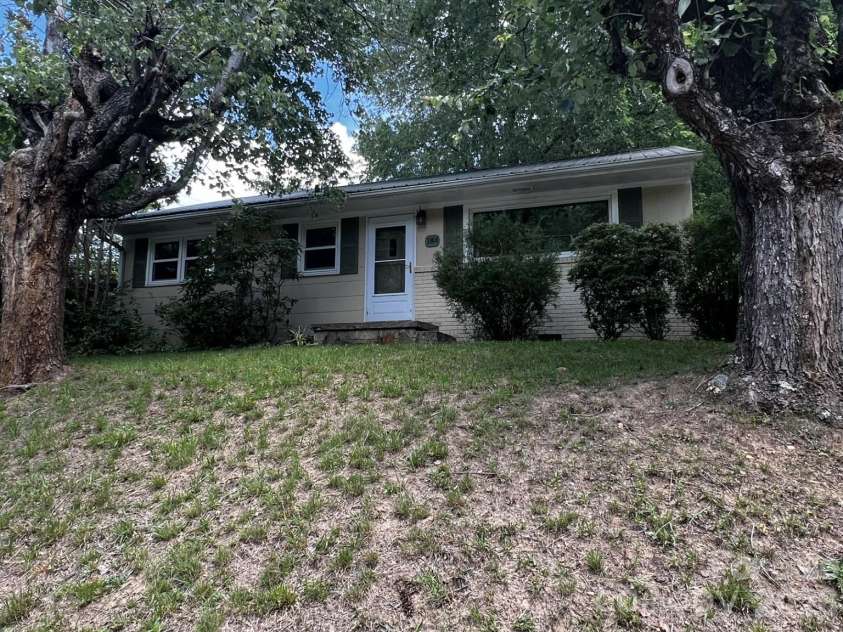 184 London Road, Asheville, NC 28803.  MLS# CAR4394034, YatesRealty ID 16327. 