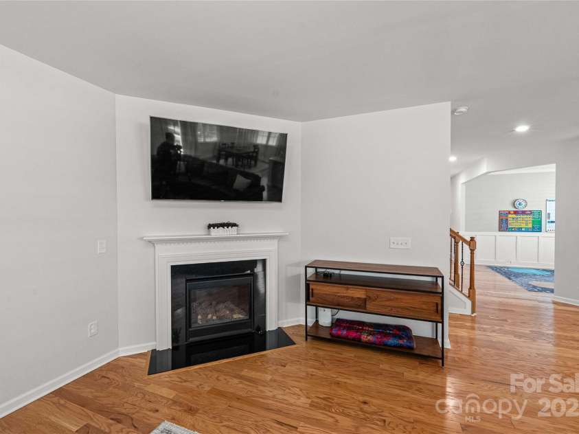 2333 Talon Point Circle, Fort Mill, SC 29715.  MLS# CAR4248868, YatesRealty ID 16327. Gas Range