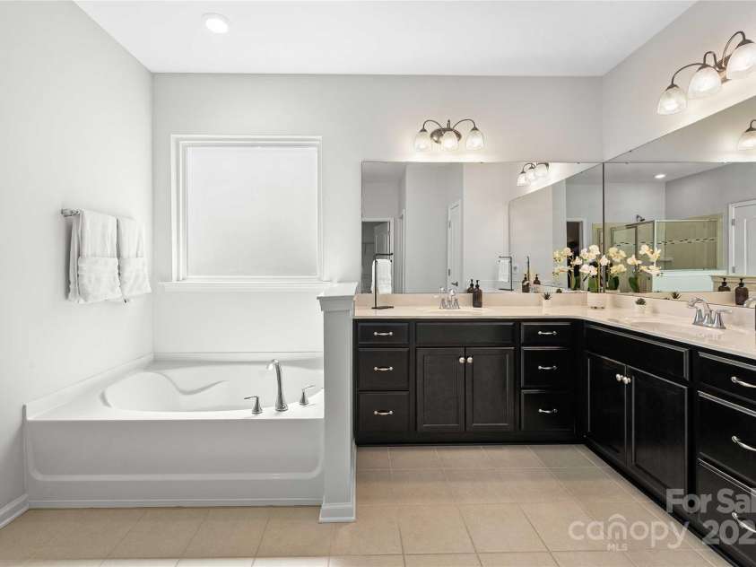 2333 Talon Point Circle, Fort Mill, SC 29715.  MLS# CAR4248868, YatesRealty ID 16327. Primary bath