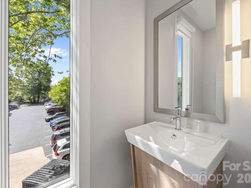 1062 Kenilworth Avenue, Charlotte, NC 28204.  MLS# CAR4370711, YatesRealty ID 16328. 1/2 bath between 3rd and 4th floor