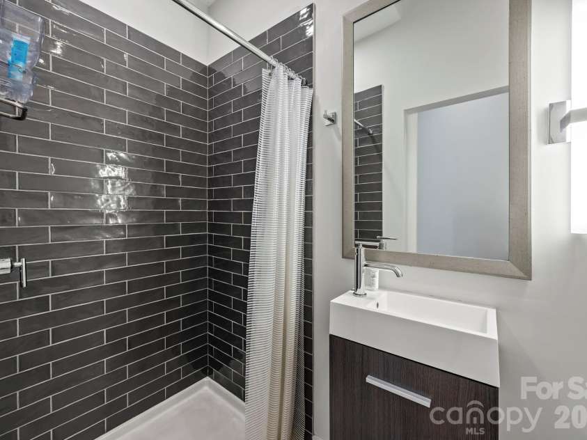 1062 Kenilworth Avenue, Charlotte, NC 28204.  MLS# CAR4370711, YatesRealty ID 16328. 3rd floor on-suite bathroom