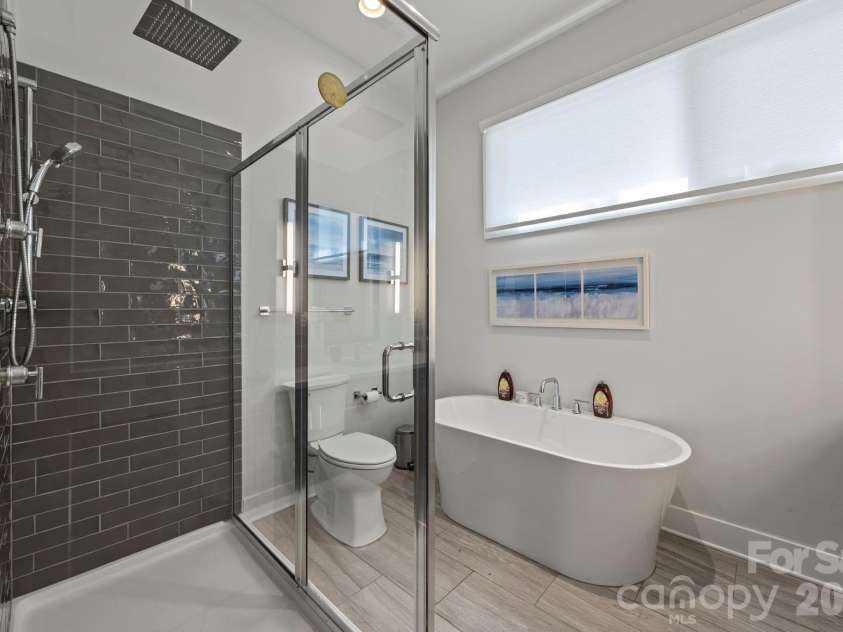 1062 Kenilworth Avenue, Charlotte, NC 28204.  MLS# CAR4370711, YatesRealty ID 16328. Primary bathroom