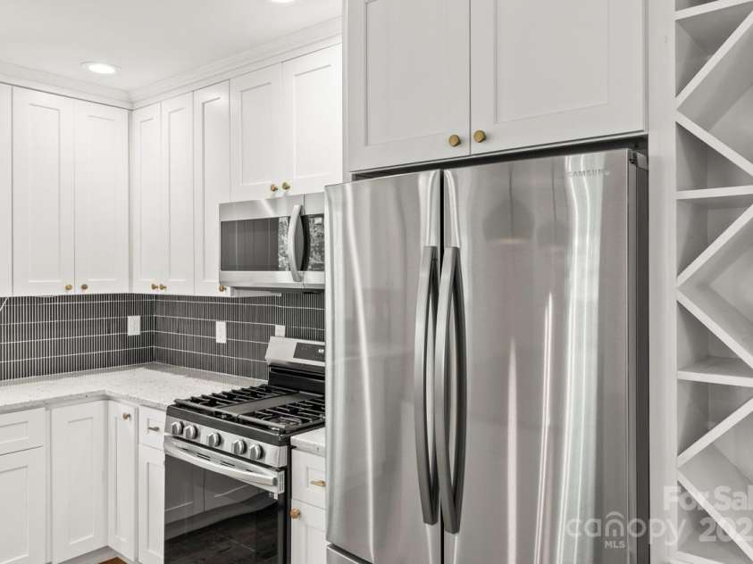 6614 Old Providence Road, Charlotte, NC 28226.  MLS# CAR4241180, YatesRealty ID 16328. 