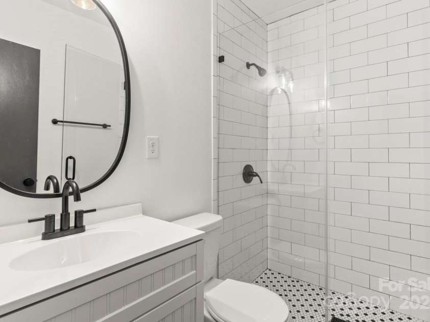 6614 Old Providence Road, Charlotte, NC 28226.  MLS# CAR4241180, YatesRealty ID 16328. Full Bath