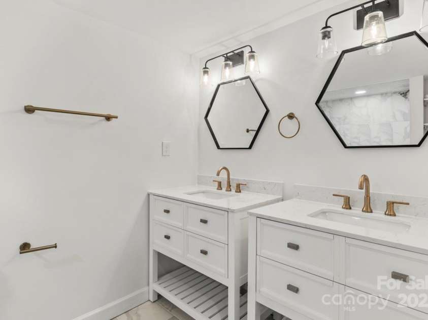 6614 Old Providence Road, Charlotte, NC 28226.  MLS# CAR4241180, YatesRealty ID 16328. Full Bath