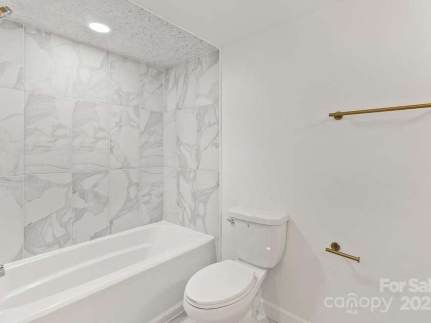 6614 Old Providence Road, Charlotte, NC 28226.  MLS# CAR4241180, YatesRealty ID 16328. Full Bath