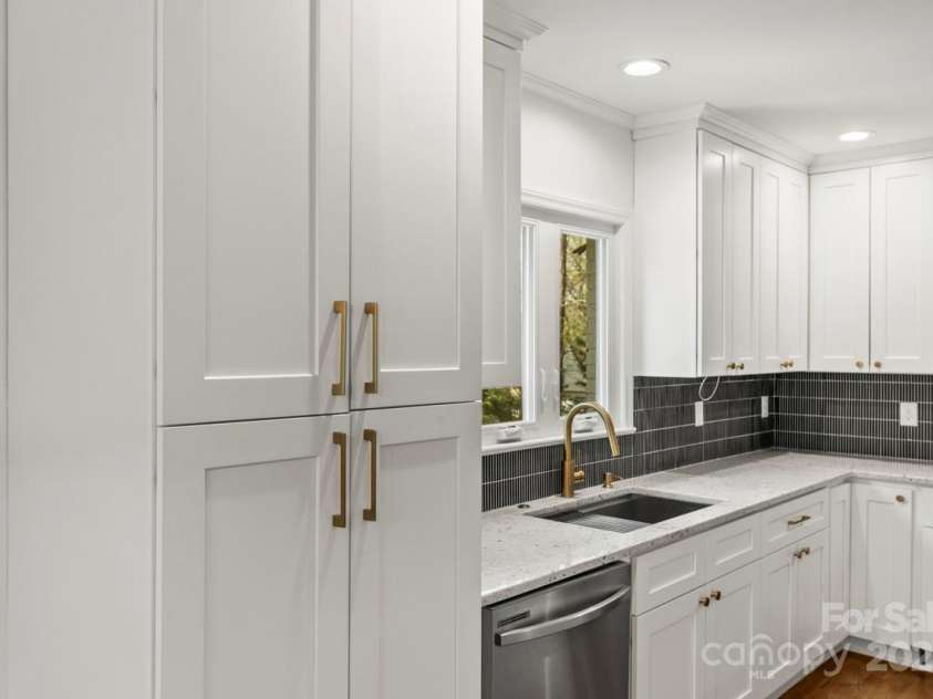 6614 Old Providence Road, Charlotte, NC 28226.  MLS# CAR4241180, YatesRealty ID 16328. Kitchen