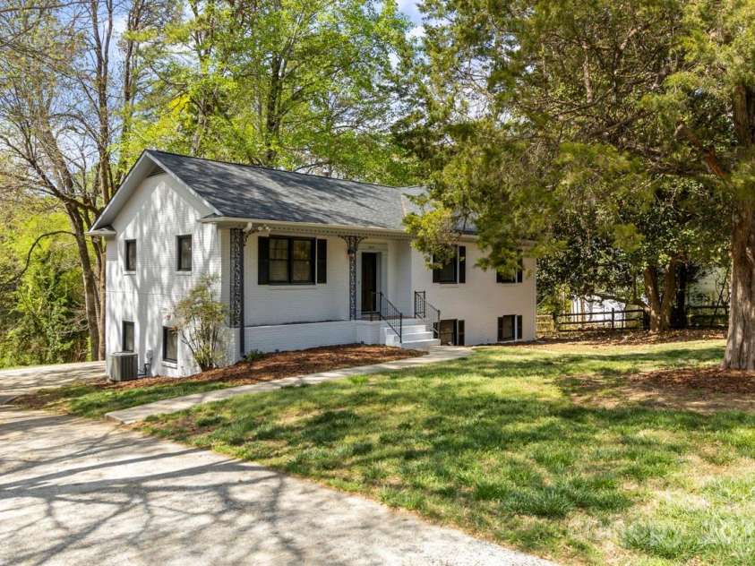 6614 Old Providence Road, Charlotte, NC 28226.  MLS# CAR4241180, YatesRealty ID 16328. Left Front