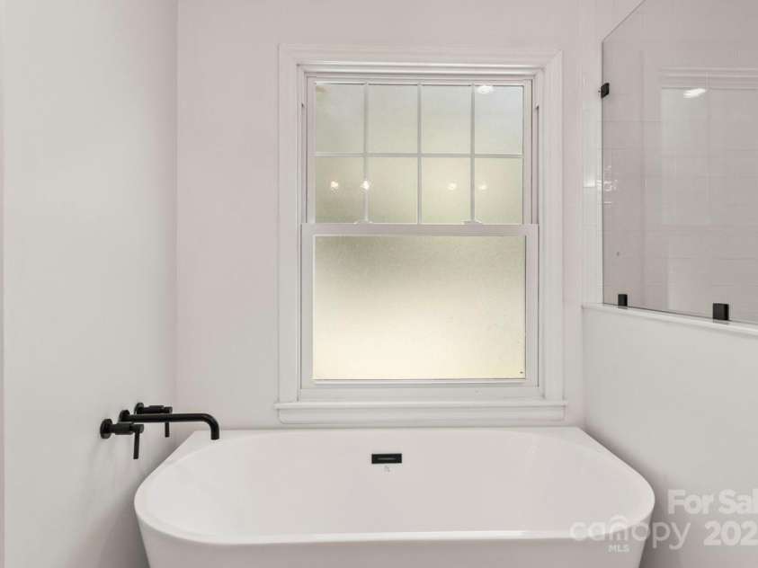 6614 Old Providence Road, Charlotte, NC 28226.  MLS# CAR4241180, YatesRealty ID 16328. Primary Bath
