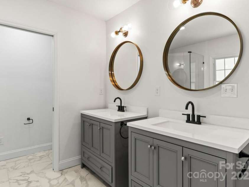 6614 Old Providence Road, Charlotte, NC 28226.  MLS# CAR4241180, YatesRealty ID 16328. Primary Bath