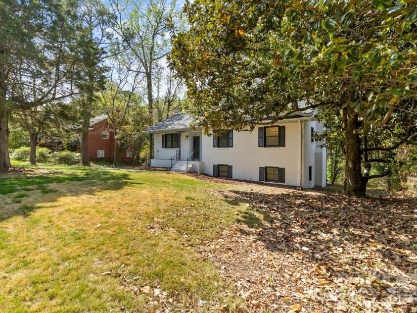 6614 Old Providence Road, Charlotte, NC 28226.  MLS# CAR4241180, YatesRealty ID 16328. Right Front