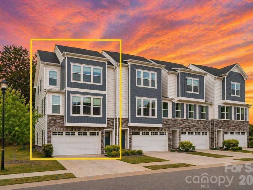 957 Portrush Lane, Tega Cay, SC 29708.  MLS# CAR4405382, YatesRealty ID 16329. Interior Corner Unit