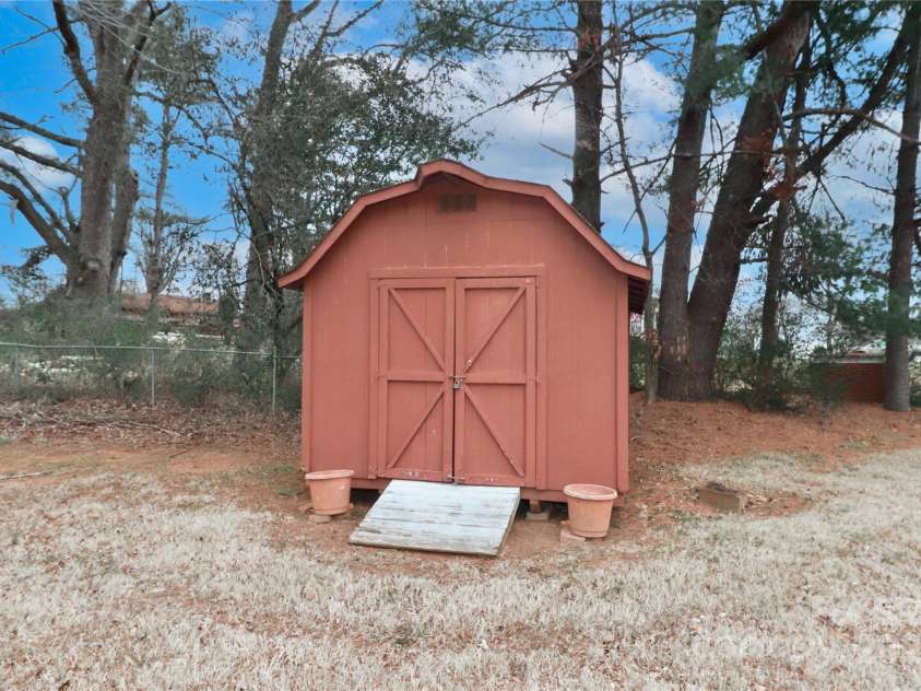 105 Kiser Lane, Statesville, NC 28677.  MLS# CAR4199756, YatesRealty ID 1633. 