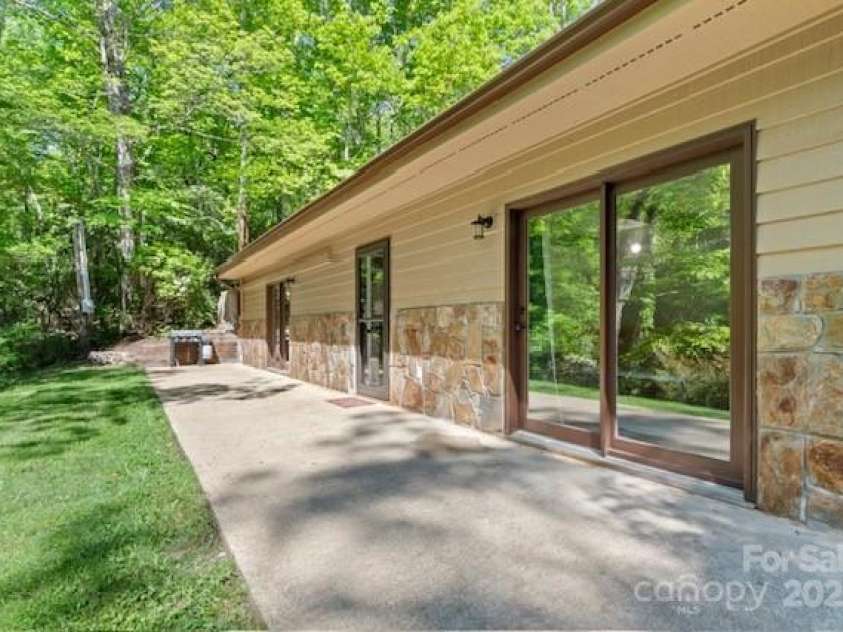 167 Simmons Ridge Road, Spruce Pine, NC 28777.  MLS# CAR4287877, YatesRealty ID 1633. 