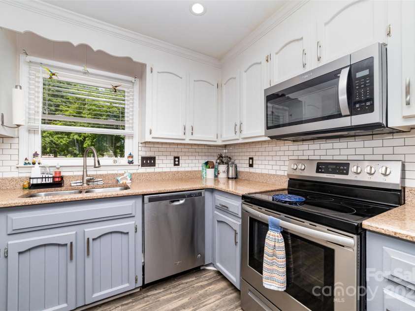 2401 Hoffman Street, Gastonia, NC 28054.  MLS# CAR4260164, YatesRealty ID 16330. 