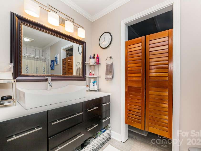 2401 Hoffman Street, Gastonia, NC 28054.  MLS# CAR4260164, YatesRealty ID 16330. 