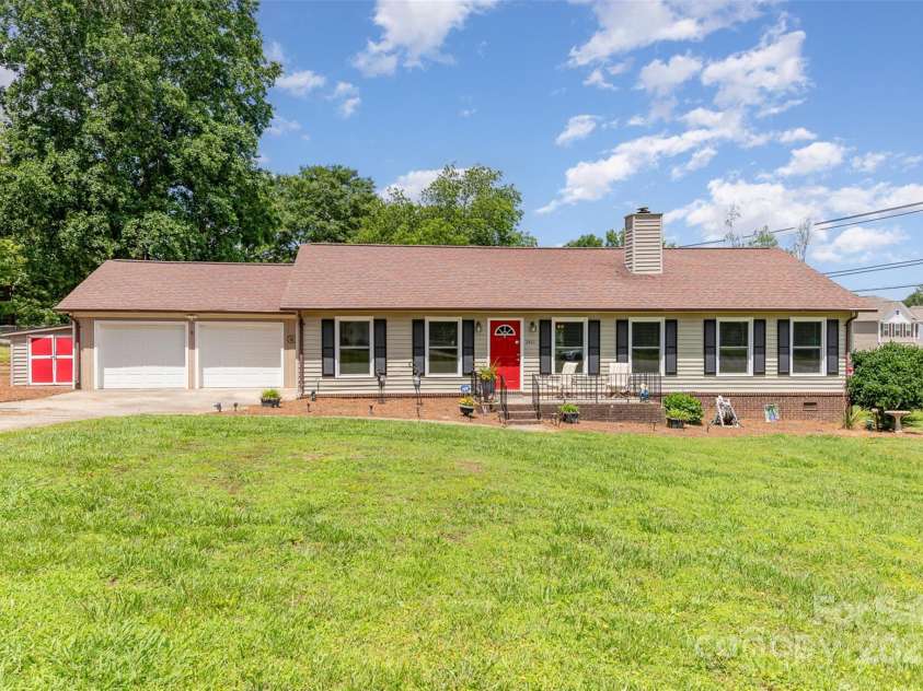 2401 Hoffman Street, Gastonia, NC 28054.  MLS# CAR4260164, YatesRealty ID 16330. 