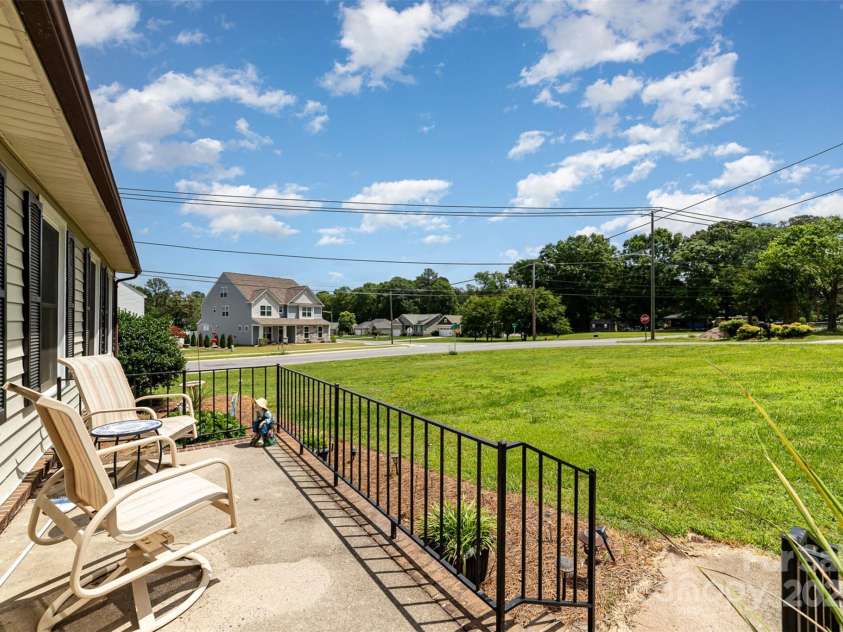 2401 Hoffman Street, Gastonia, NC 28054.  MLS# CAR4260164, YatesRealty ID 16330. 