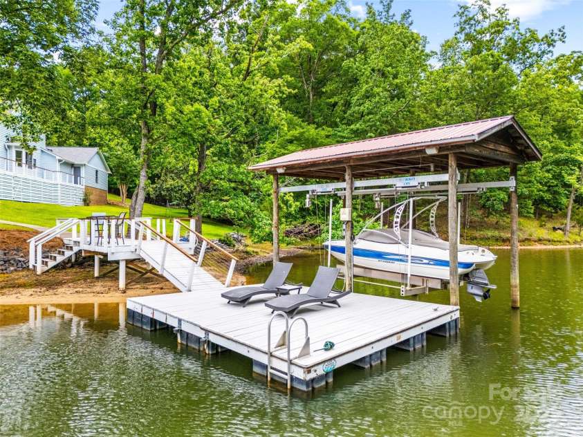 18028 Broken Woods Road, Charlotte, NC 28278.  MLS# CAR4255831, YatesRealty ID 16331. Enjoy sunbathing here